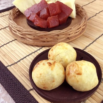 Bolinho de Queijo Assado com Goiabada